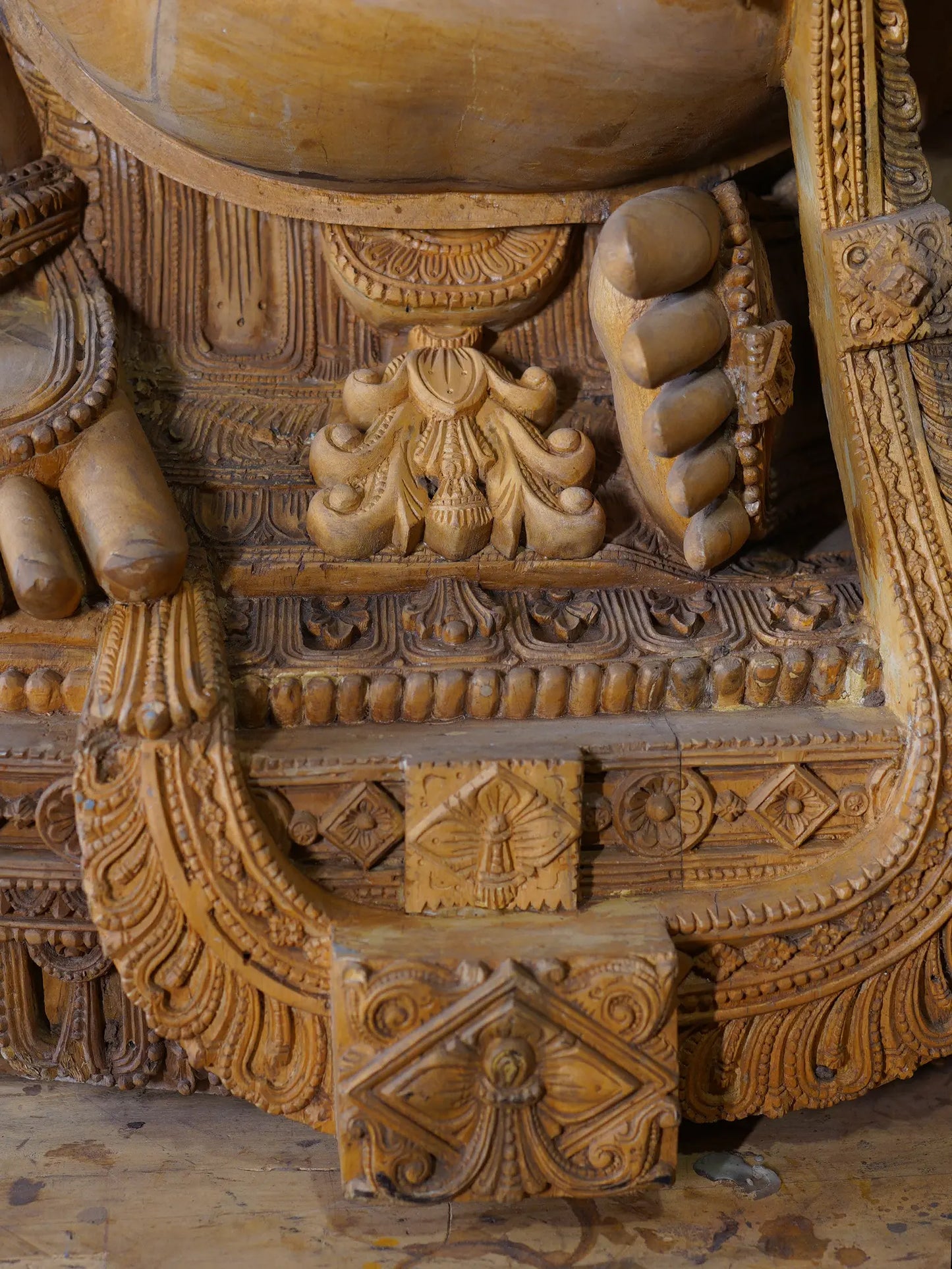 126" Four armed Lord Ganesha Seated with Kirtimukha Throne | Wood Carved Statue | Shipped by Sea