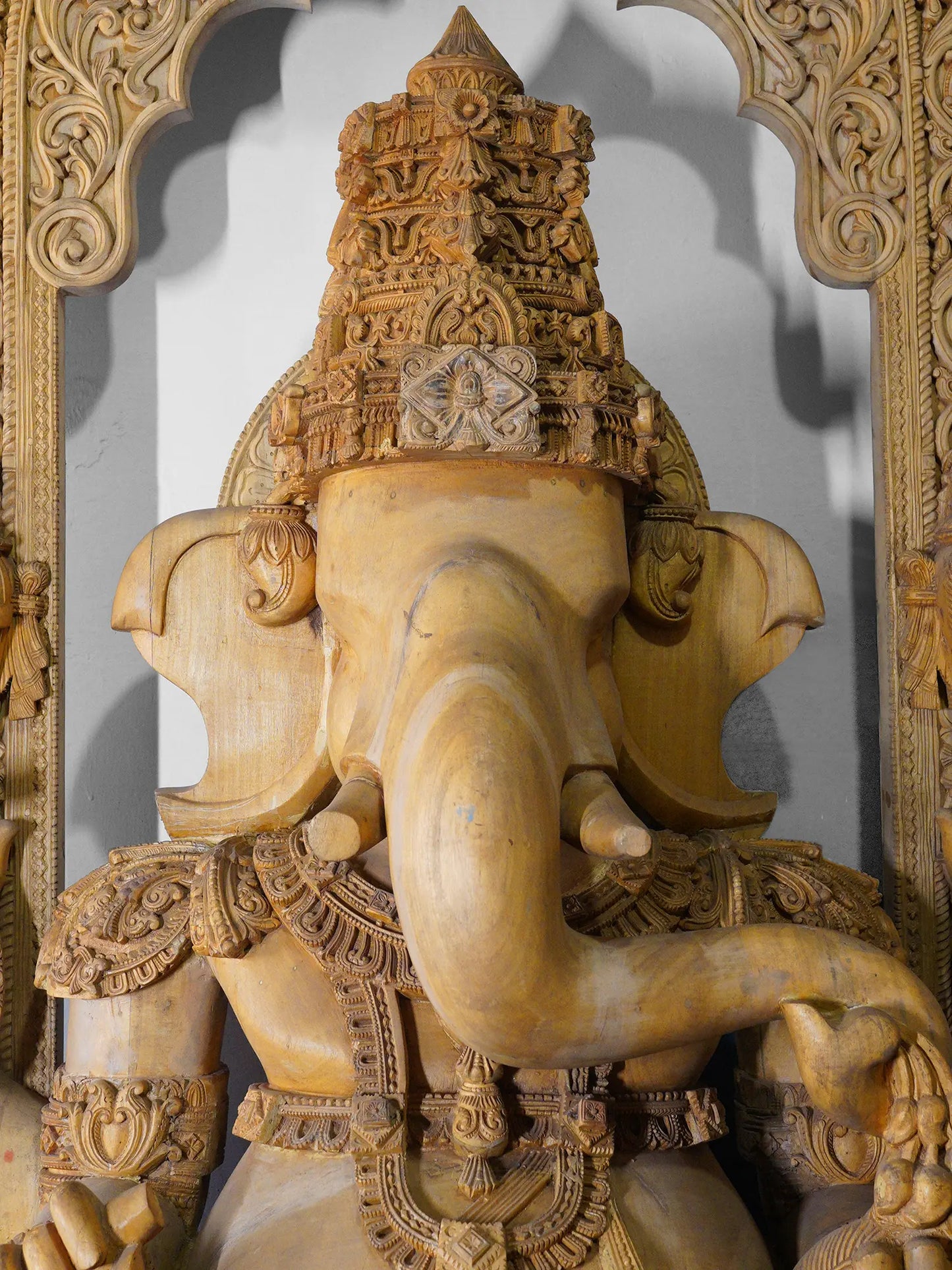 126" Four armed Lord Ganesha Seated with Kirtimukha Throne | Wood Carved Statue | Shipped by Sea